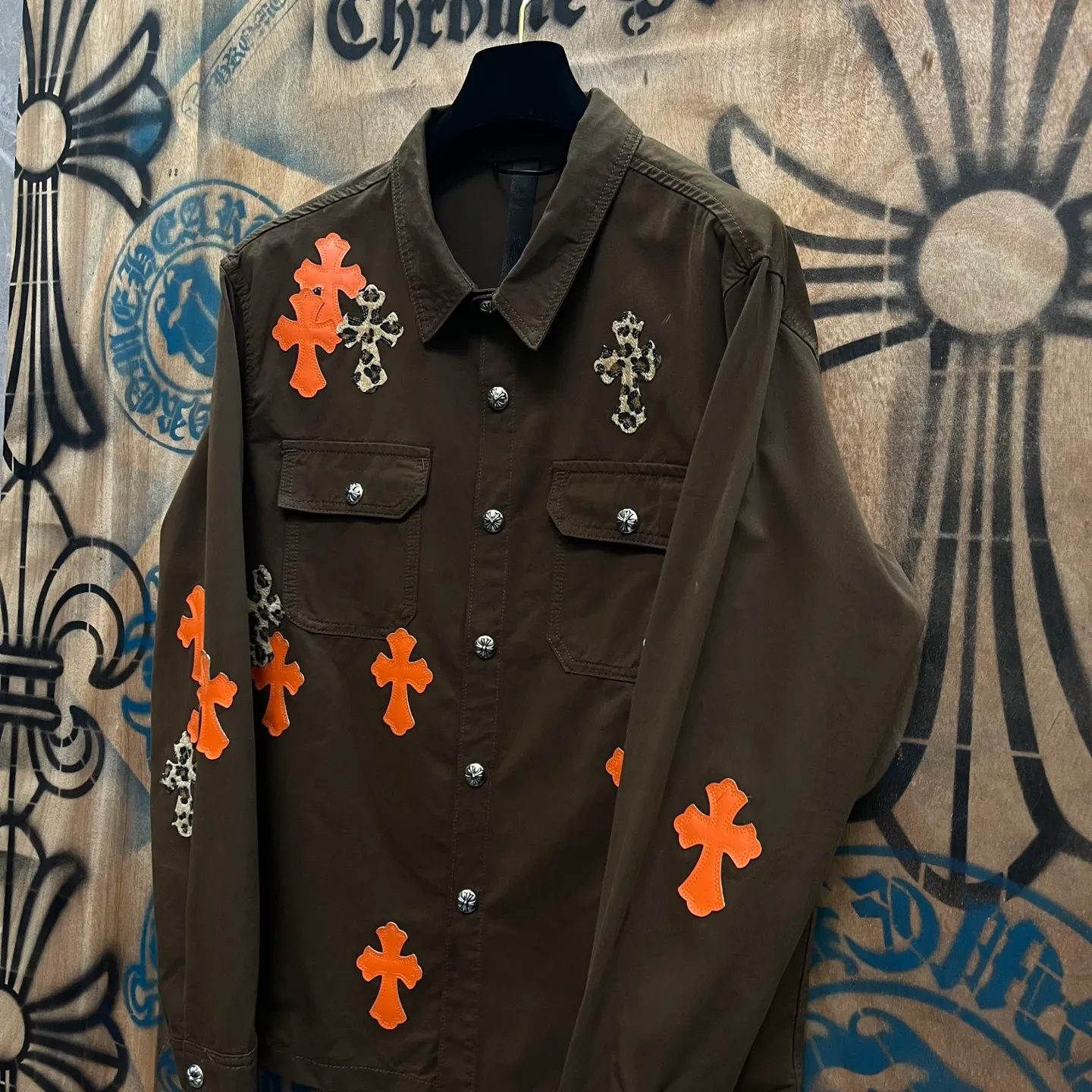 P610 Wang Zha has a new one! Heavy 15.5oz! Kill all market versions instantly! The price has bottomed out. Chrome Hearts Haute Couture Chrome Hearts patchwork leather denim jacket. The choice of high-grade twill denim custom-made fabrics is very important. It distinguishes the low version and wrong version of all pure black denim fabrics on the market. The cross patchwork leather is all imitation lambskin. All dyeing is completely restored without color difference. The inner leather label is first-layer calfskin. All hardware is 925 silver plated. It distinguishes all versions on the market. There is no better casual comparison in the market. Same style for men and women S-XL